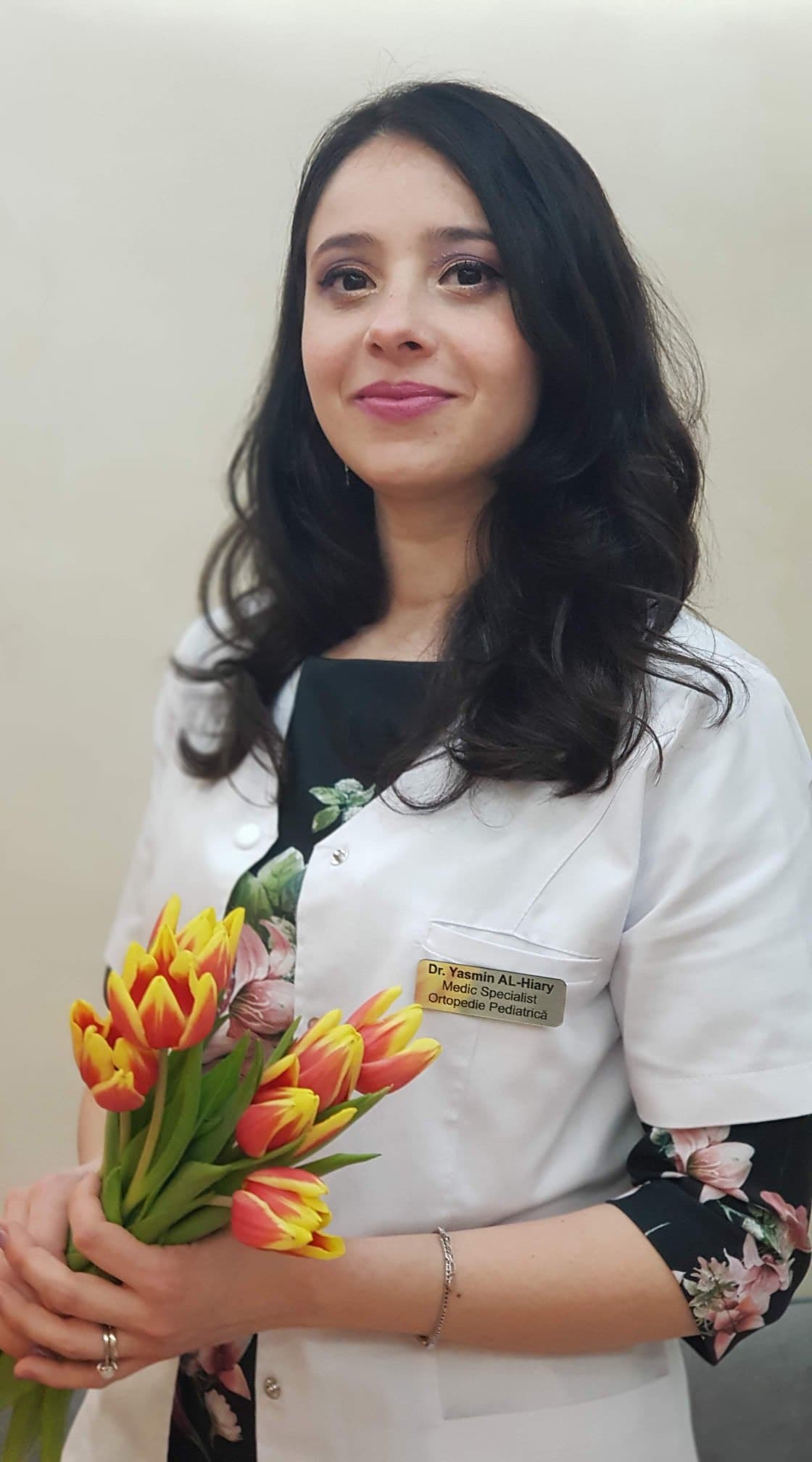 Dr. Yasmin Al-Hiary, portret în halat medical